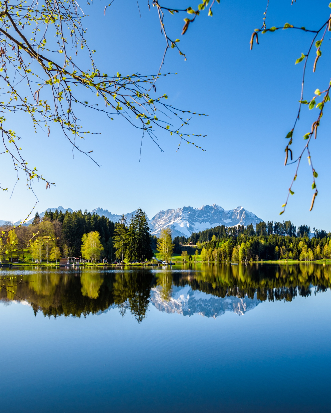Schwarzsee: Baden mit Blick aufs Kaisergebirge | Meine liebsten Spots in Kitzbühel | Mr. München | Foto: Schwarzsee: Baden mit Blick aufs Kaisergebirge