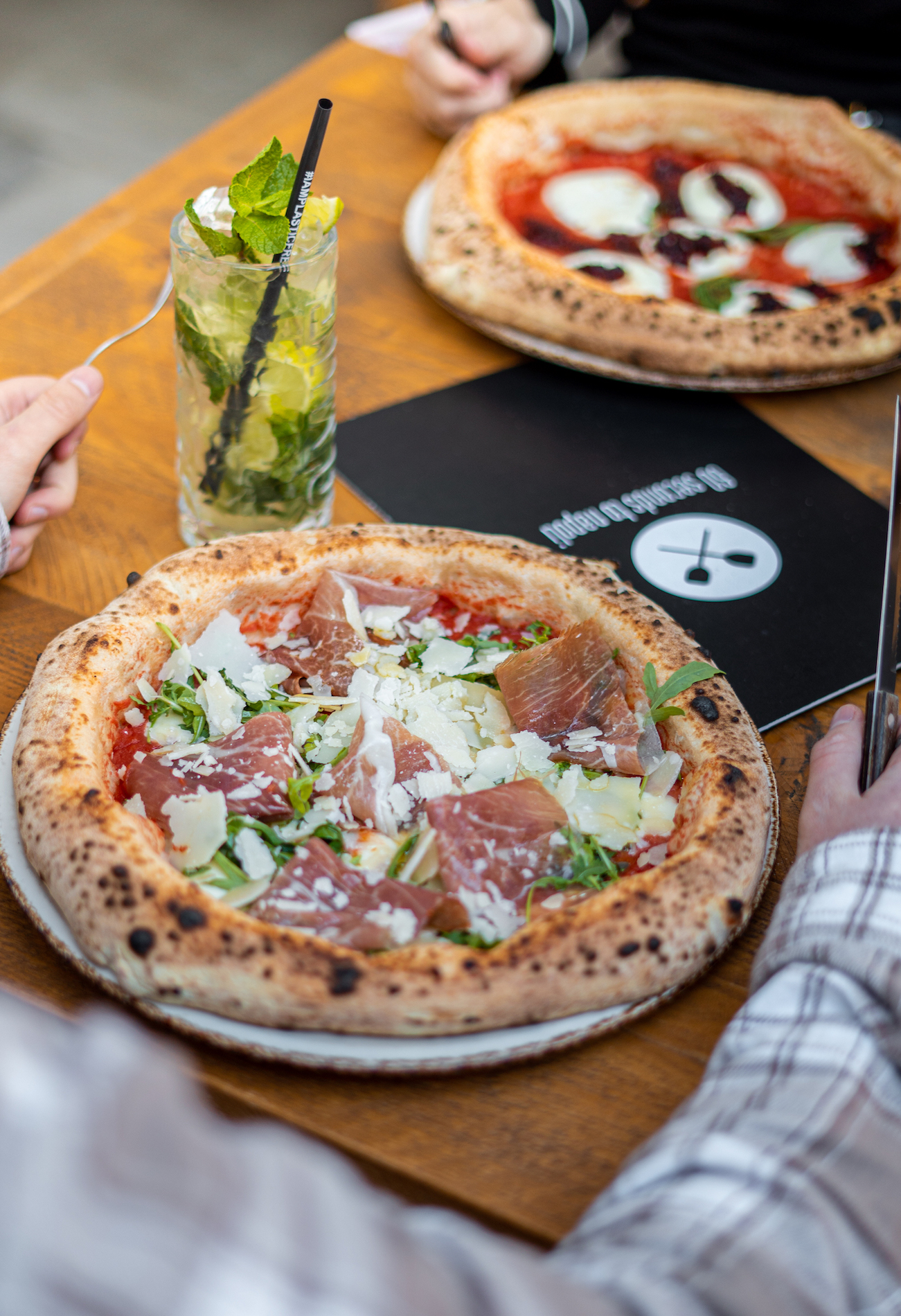 60 SECONDS TO NAPOLI | Top Ideen für ein Date in München | Mr. München | Foto: 60 SECONDS TO NAPOLI