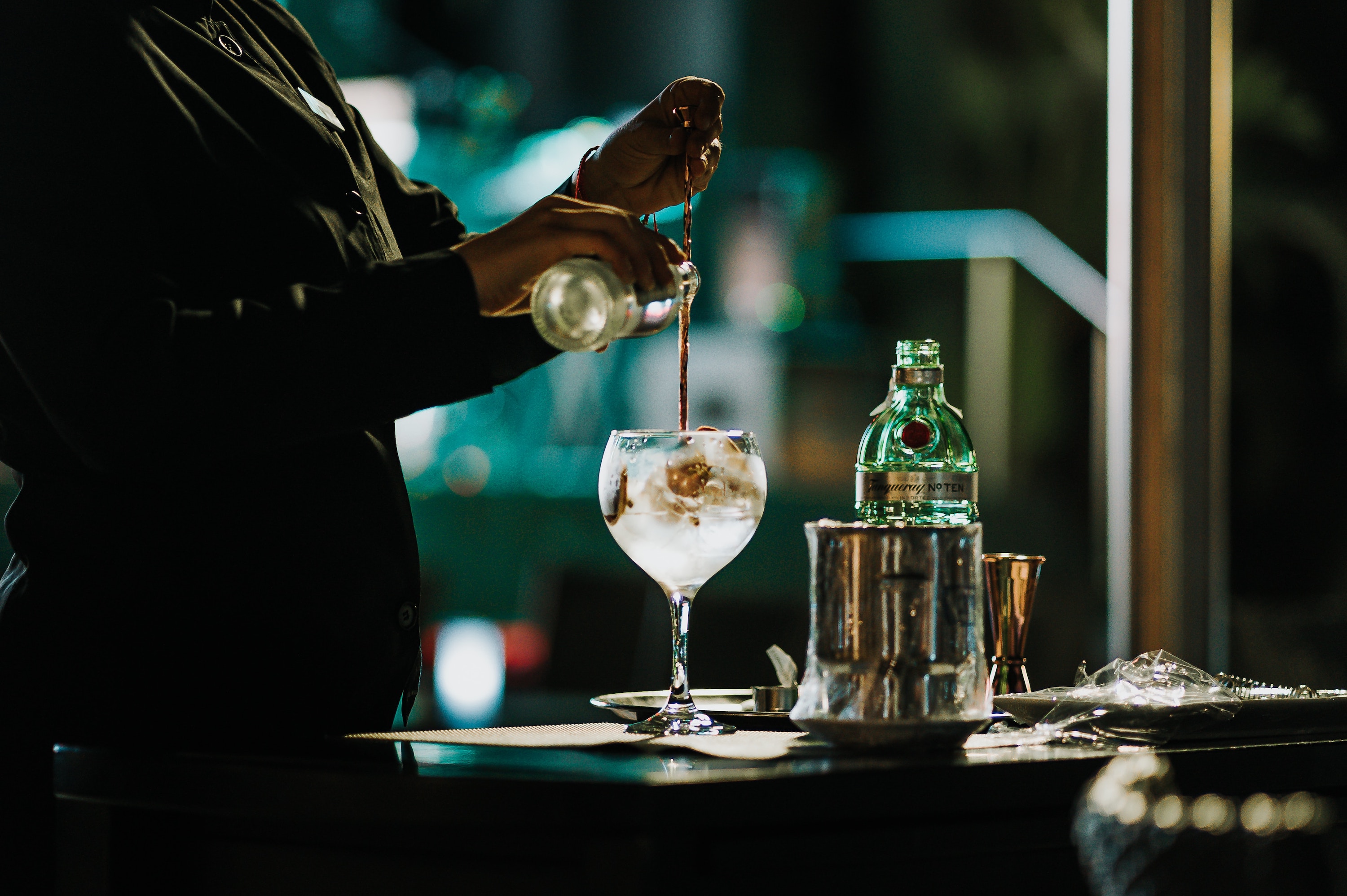 Gin Tasting | Top Ideen für Weihnachtsgeschenke in München | Mr. München | Foto: Unsplash