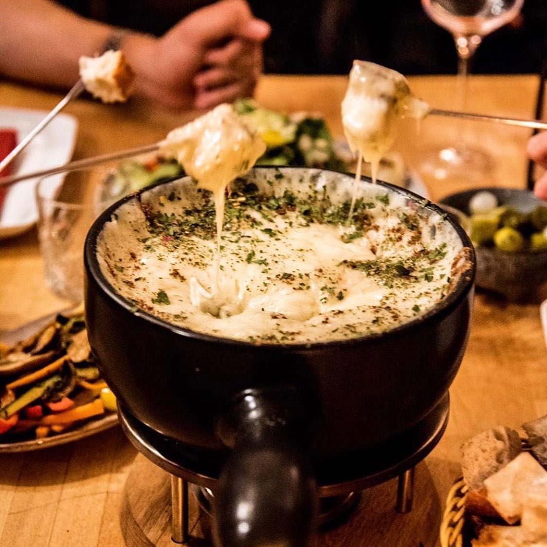 Ein köstliches Dinner in München | Top Winteraktivitäten in München | Mr. München | Foto: Gärtnerplatz Alm