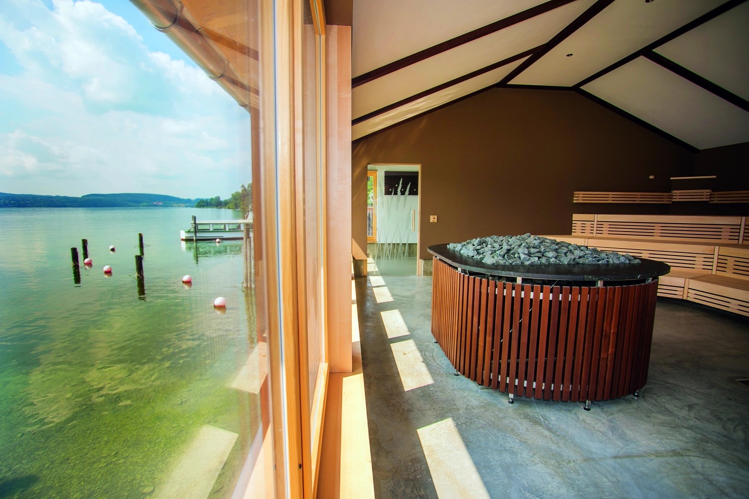 Besuche eine Therme für Wellness pur | Top Winteraktivitäten in München | Mr. München | Foto: Monte Mare Seesauna in Tegernsee